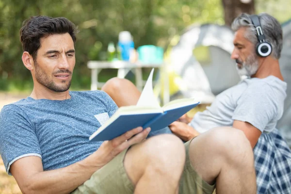 Escursionista Hipster Con Libro Campeggio Nella Natura Foto Stock