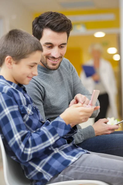 Vater Und Sohn Warten Auf Besuch Beim Kinderarzt — Stockfoto