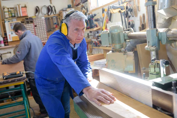 Porträt Eines Älteren Mannes Der Holz Schneidet — Stockfoto