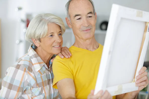 Active Seniors Looking Picture Frame — Stock Photo, Image