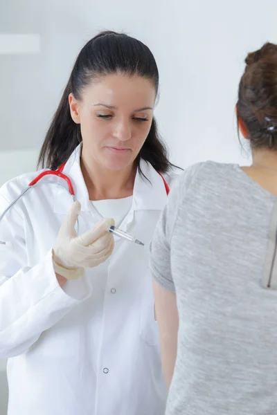 Arzt Spritzt Patienten Die Hand — Stockfoto