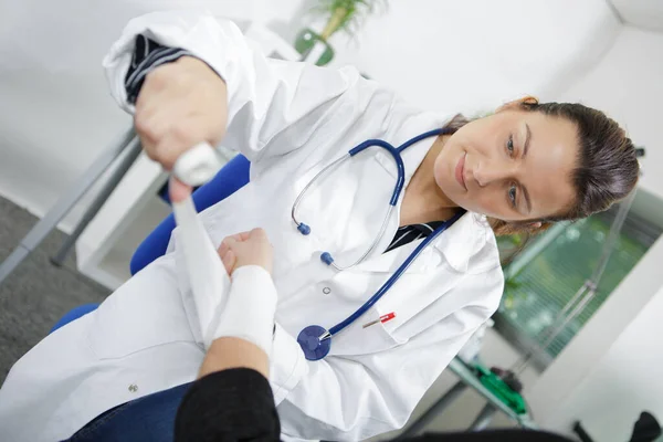 Retrato Médico Enfaixando Paciente — Fotografia de Stock