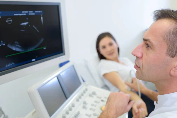 Médico Usando Instrumento Médico Moderno Para Verificar Braço — Fotografia de Stock