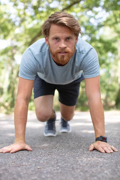 Stark Man Gör Sport Push Parken Tittar Kameran — Stockfoto