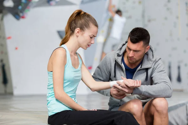 Vrouw Lijdt Pols Letsel Indoor Klimcentrum — Stockfoto