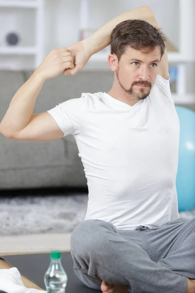 Homme Étirant Les Bras Avant Exercice — Photo