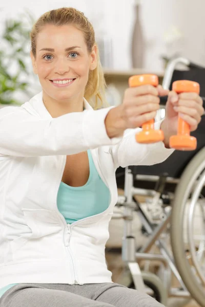 Здоровые Молодые Спортсменки Инвалиды Делают Упражнения Гантелями — стоковое фото
