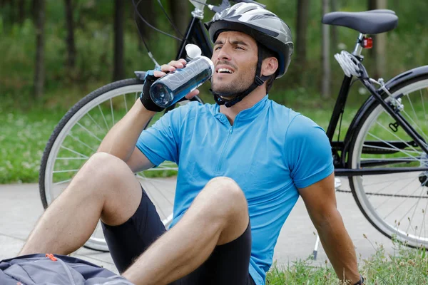 Maschio Mountain Bike Acqua Potabile Nella Foresta — Foto Stock