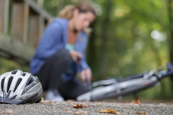 Mujer Cayó Una Bicicleta — Foto de Stock