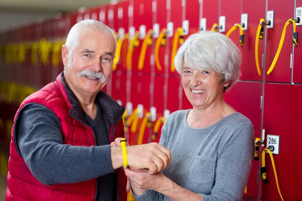 Anziani Coppia Spogliatoio Sorridente — Foto Stock