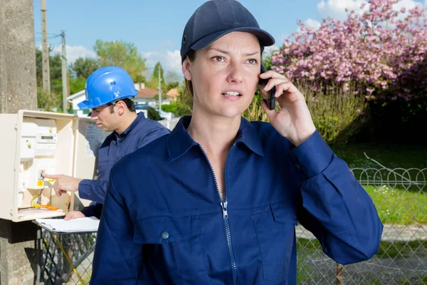 Besorgte Bauunternehmerin Telefoniert — Stockfoto