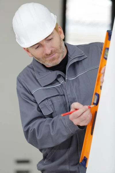 Builder Checking Level Wall — Stockfoto