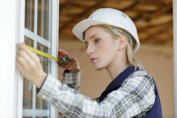 Woman Measuring Window — Stock Photo, Image