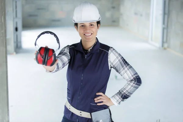 Jeune Ingénieur Femme Montrant Une Protection Oreille — Photo