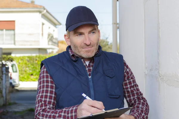 Een Bouwer Met Klembord Buiten — Stockfoto