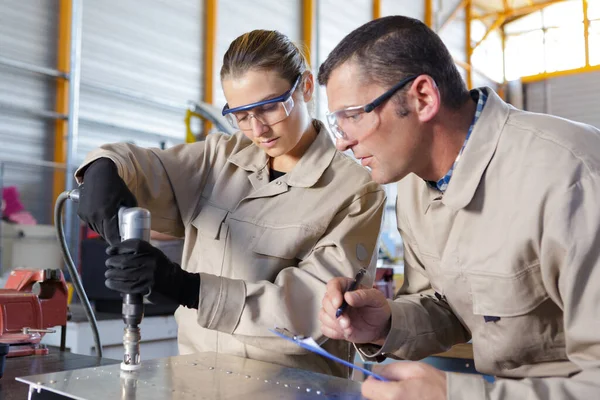 Vrouwelijke Leerling Werkend Met Een Pneumatisch Klinkpistool Onder Supervisie — Stockfoto