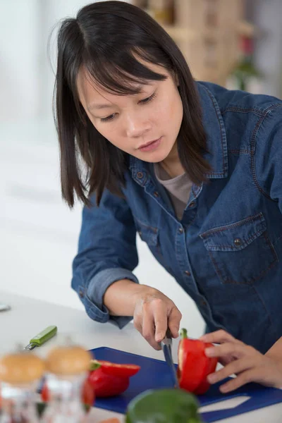 Mujer Cortando Calabaza Cocina —  Fotos de Stock