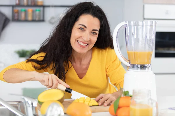 Lächelnde Frau Trinkt Orangensaft Gesichtshaut — Stockfoto