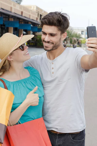Casal Tomando Selfie Rua Enquanto Fora Compras — Fotografia de Stock