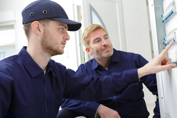 Elektriciens Installeren Energiebesparing Meter — Stockfoto