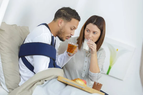 Senhora Tomando Café Manhã Com Marido Ferido — Fotografia de Stock