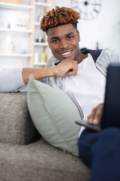 Ung Man Soffan Med Bärbar Dator — Stockfoto