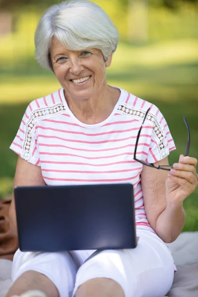 Enior Donna Con Tablet Computer Parco Estivo — Foto Stock