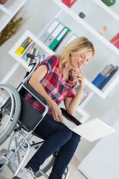 Invalidní Žena Invalidním Vozíku Laptopem — Stock fotografie