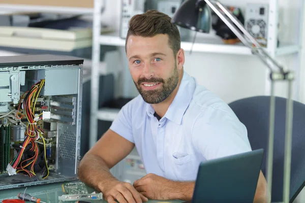 Ευτυχισμένος Τεχνικός Που Εργάζονται Σπασμένα Υπολογιστές Στο Γραφείο Του — Φωτογραφία Αρχείου