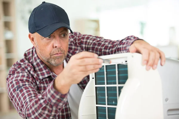 Männlicher Techniker Reinigt Klimaanlage Innenräumen — Stockfoto