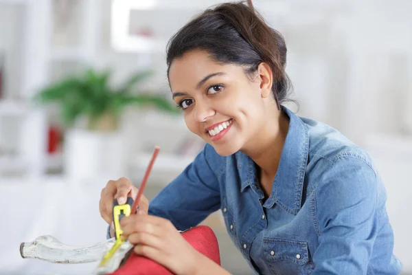 Young Woman Measuring Chair — Stock Photo, Image