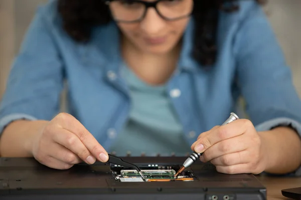 Woman Making Precision Repair Laptop Using Tweezers — ストック写真
