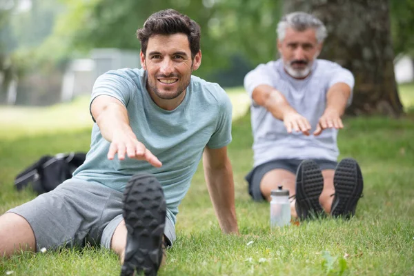 二人の男は屋外で運動をする — ストック写真