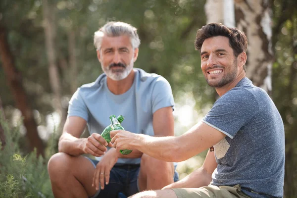 Δύο Άνδρες Απολαμβάνουν Κάμπινγκ Διακοπές Στην Ύπαιθρο Πίνοντας Μπύρα — Φωτογραφία Αρχείου