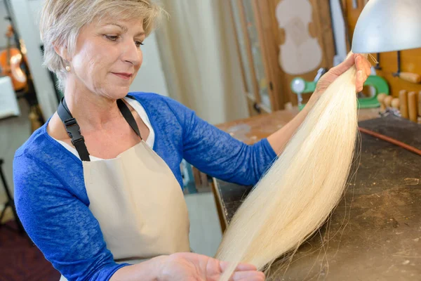 Luthier Holding Horse Hair — Stock Photo, Image