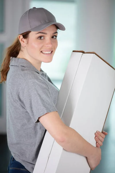 快乐的年轻女子拿着纸板箱或包裹 — 图库照片