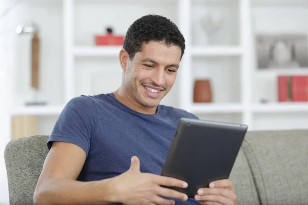 Homem Negócios Casual Feliz Está Olhando Para Tablet — Fotografia de Stock