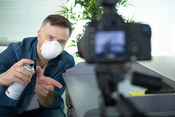 Man Recording Himself Respraying Cupboard — Stockfoto