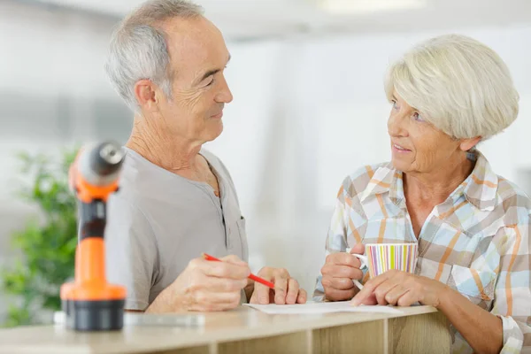 Pareja Ancianos Utilizando Taladro Electrónico Instalar Gabinete —  Fotos de Stock