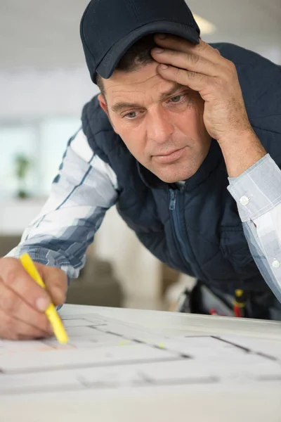 Confuso Arquiteto Masculino Que Trabalha Escritório — Fotografia de Stock