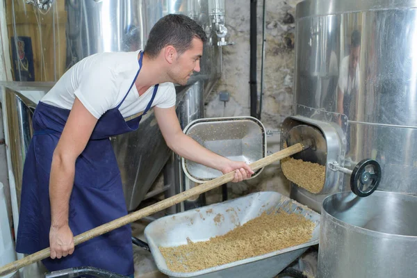 Brasseur Bière Dans Brasserie Réservoir Alimentation — Photo