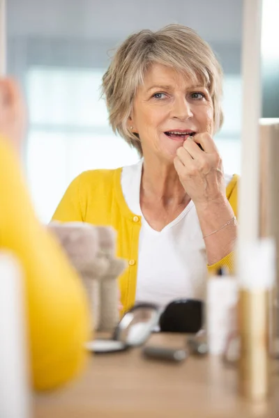 Schönes Porträt Einer Älteren Frau Die Sich Mit Lippenstift Schminkt — Stockfoto