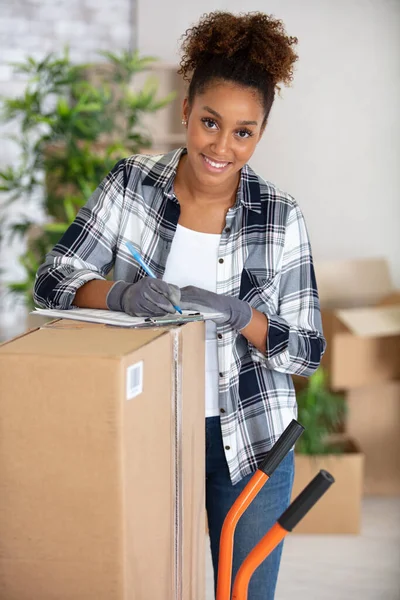 Delivery Woman Checking Parcel Delivery Location — Stockfoto