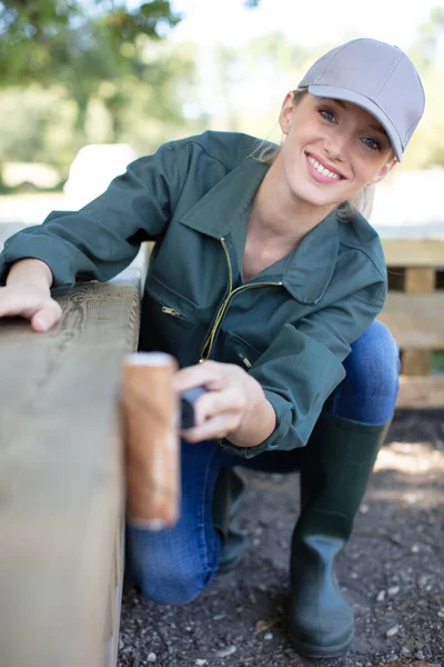 Female Varnishing Bench — Stock Photo, Image