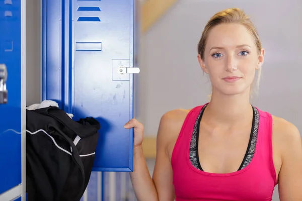 Kvinna Öppnar Sin Gym Skåp Dörr — Stockfoto