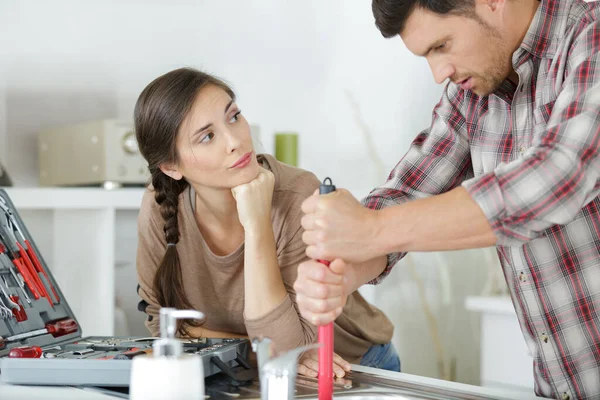 Casal Tentando Corrigir Problema Casa — Fotografia de Stock