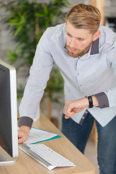 Jeune Beau Tard Employé Bureau — Photo