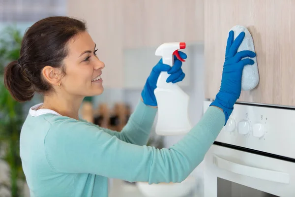 Huisvrouw Draagt Handschoenen Reinigt Keuken Met Spray Desinfectiemiddel — Stockfoto