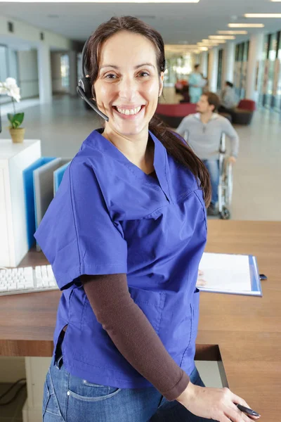 Una Mujer Feliz Una Recepcionista — Foto de Stock