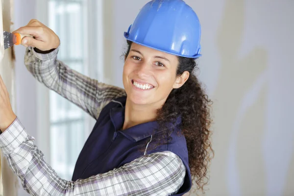 Mulher Trabalhador Construção Lascar Gesso — Fotografia de Stock